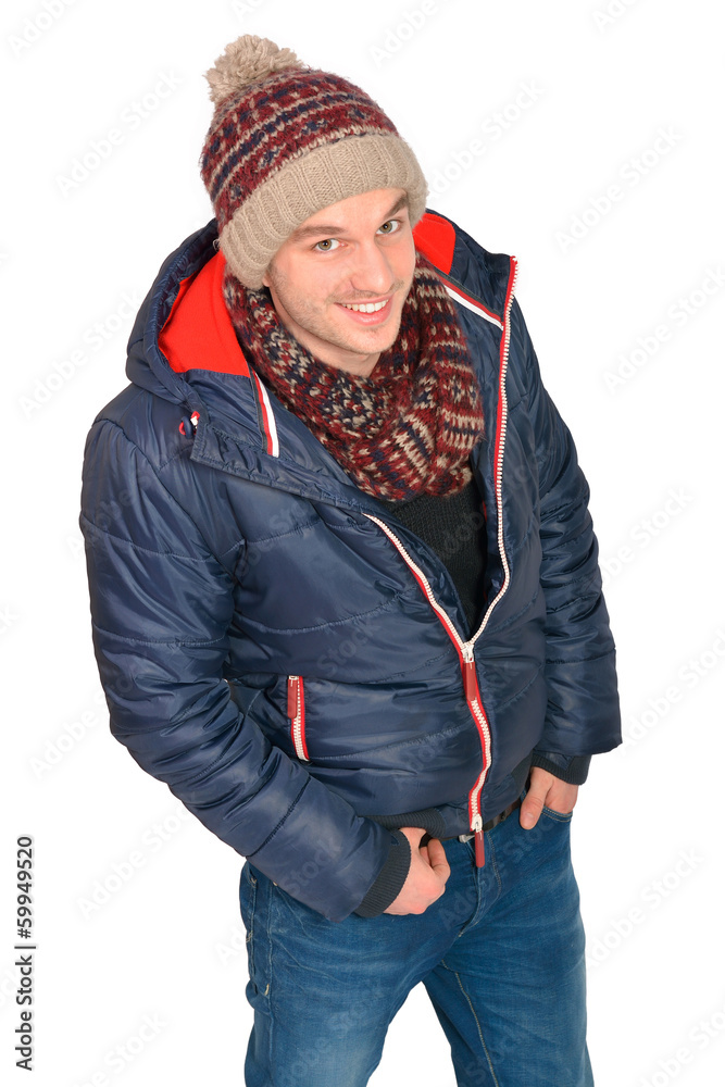 Attraktiver junger Mann mit Winteroutfit Attraktiver junger Mann mit Winteroutfit