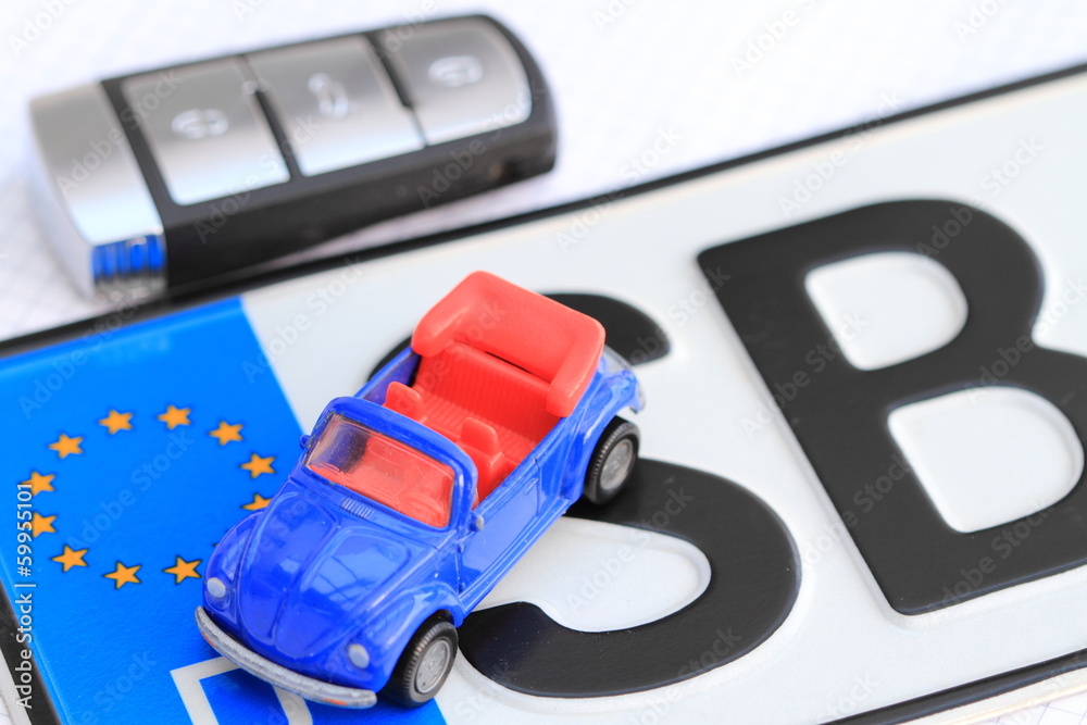 Autokennzeichen mit blauem Auto und Schlüssel Autokennzeichen mit blauem Auto und Schlüssel