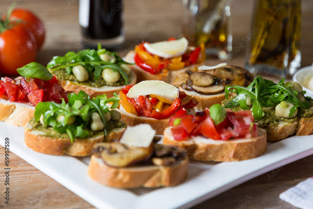 Bruschetta mit Bohnen und Rucola, Pilze, Ziegenkäse Bruschetta mit Bohnen und Rucola, Pilze, Ziegenkäse