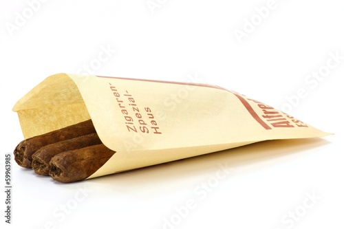 Zigarren in Verkaufstüte isoliert auf weißem Hintergrund