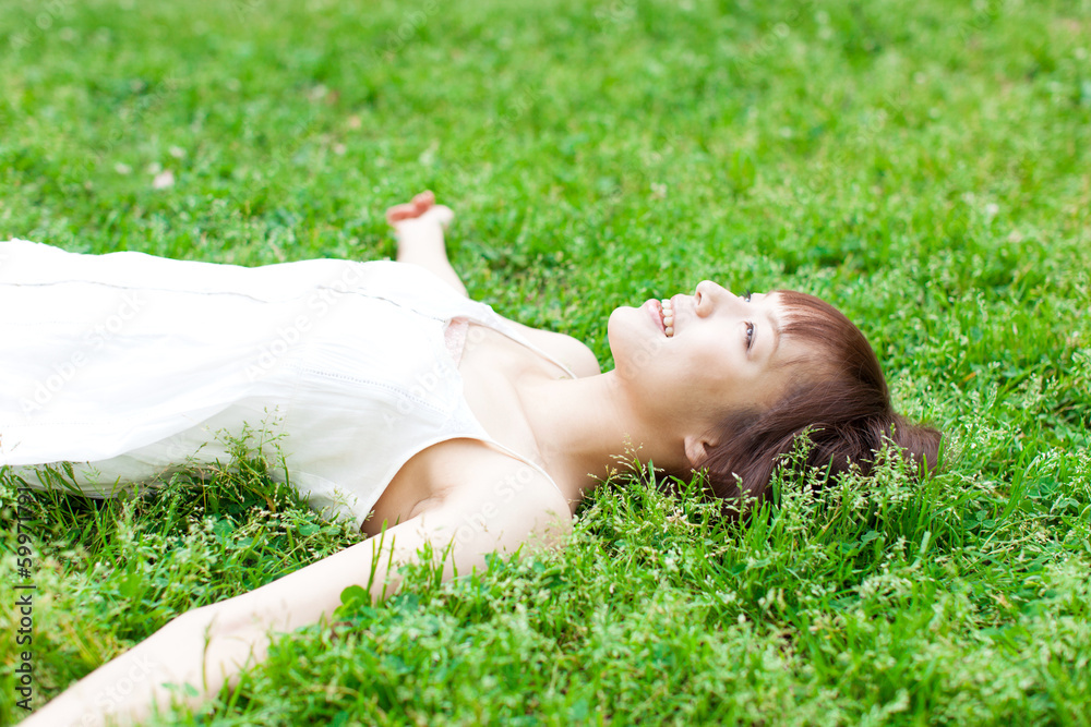 芝生に寝る女性 芝生に寝る女性