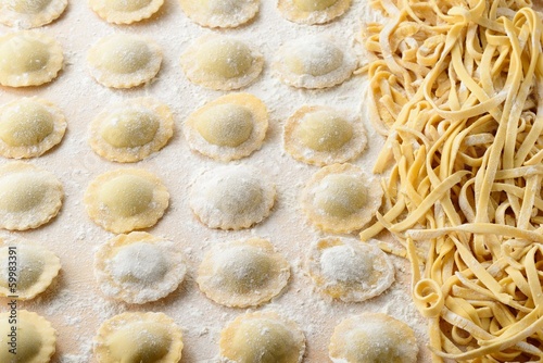 Ravioli e tagliatelle di  pasta fresca fatti in casa photo