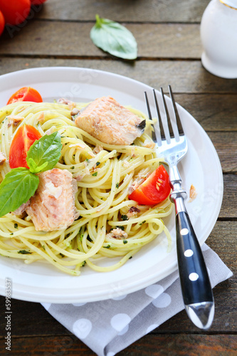 spaghetti with tuna and pesto