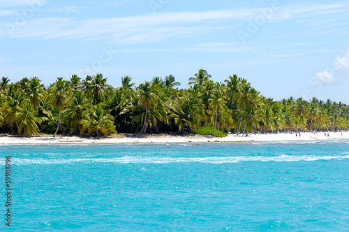 Island with beautiful beach © Lars Christensen