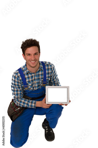 Junger attraktiver Handwerker mit Ipad als Freisteller