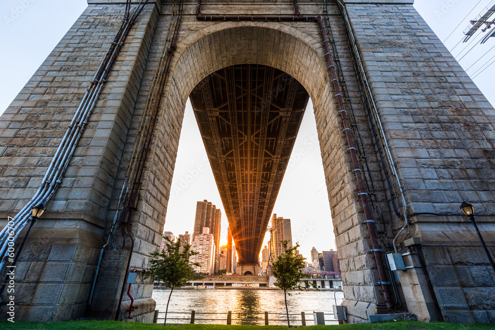 Obraz premium Sun rays under Queensboro bridge, New York
