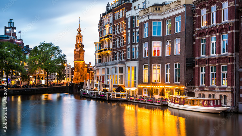 Naklejka premium Amsterdam gród z wieżą mennicy o zmierzchu