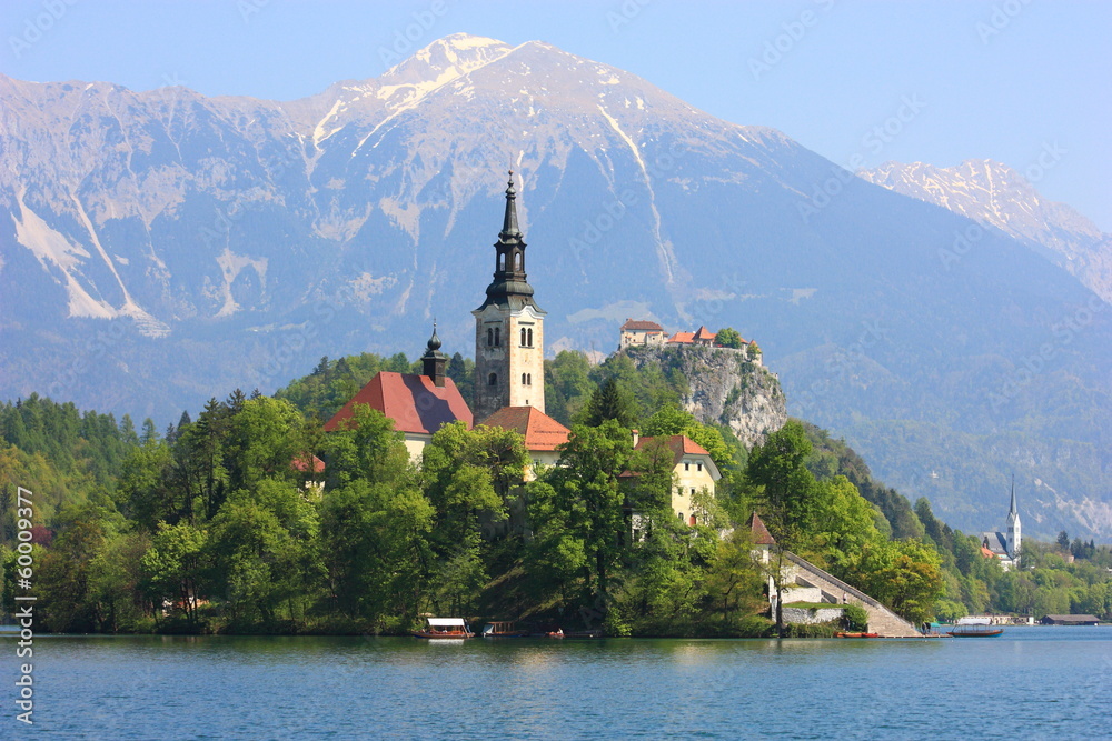 Bled (Insel, Burg, im Hintergrund Hochstuhl / Stol)