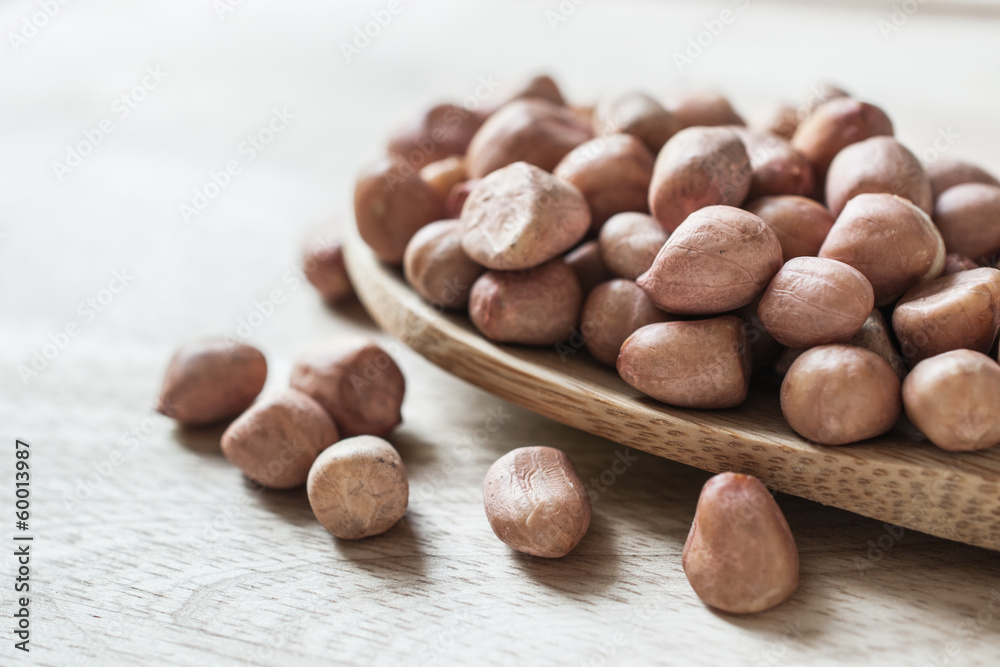Obraz premium Peanuts closeup on wood ladle