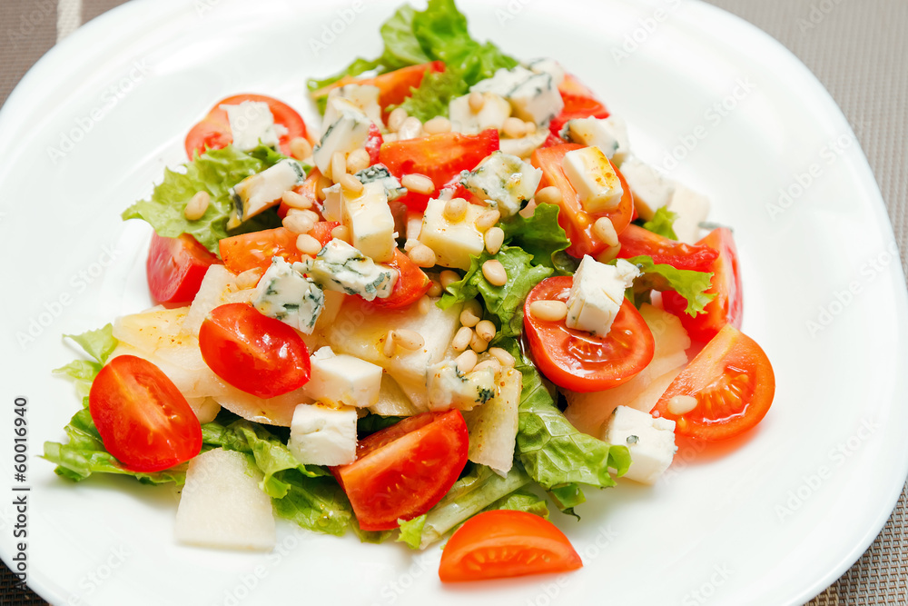Salad with gorgonzola, pear and cherry tomatoes Salad with gorgonzola, pear and cherry tomatoes