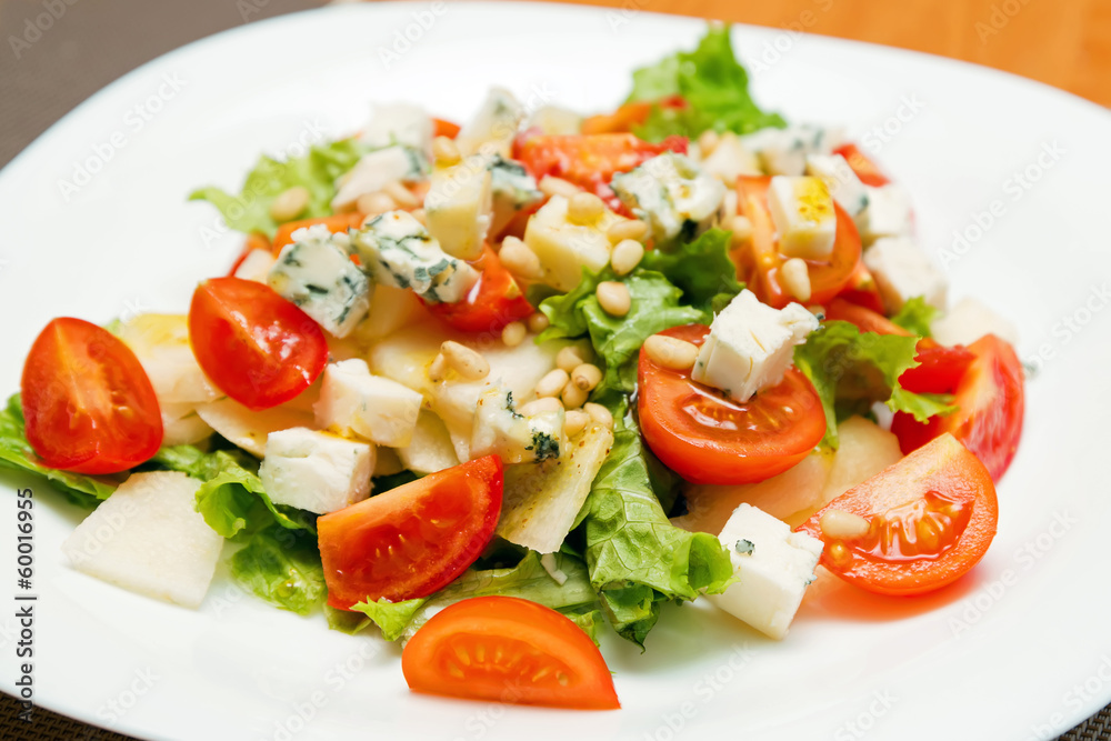 Salad with gorgonzola, pear and cherry tomatoes