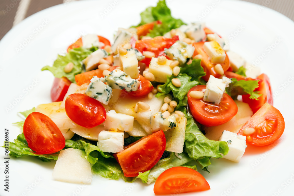 Salad with gorgonzola, pear and cherry tomaties Salad with gorgonzola, pear and cherry tomaties
