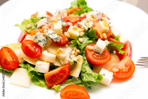 Salad with gorgonzola, pear and cherry tomatoes