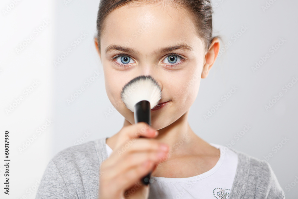 Śliczna dziewczynka pudruje nos - obrazy, fototapety, plakaty 