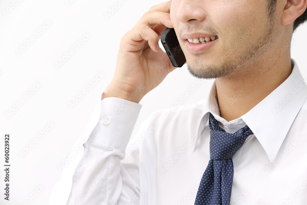 電話をするヒゲの男性 電話をするヒゲの男性