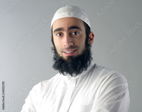 Photo arabin muslim man with beard and traditional outfit