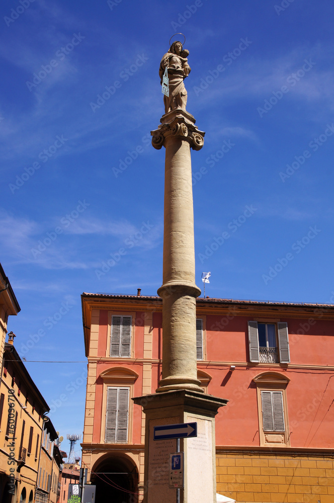 Statue devant la Basilique San Giacomo Maggiore à Bologne