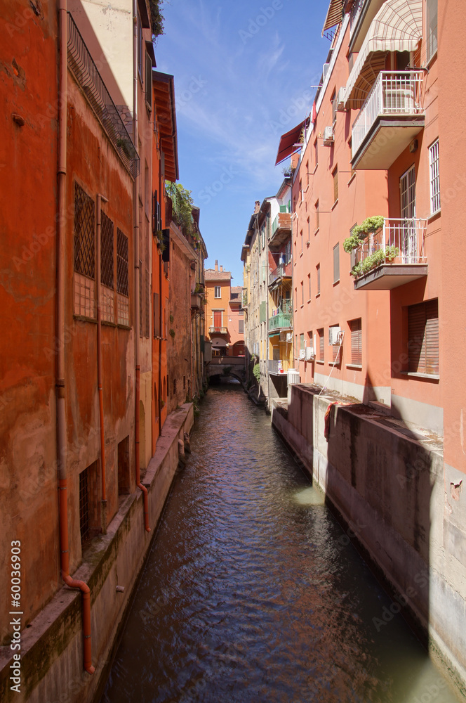 canal au coeur de la ville de Bologne
