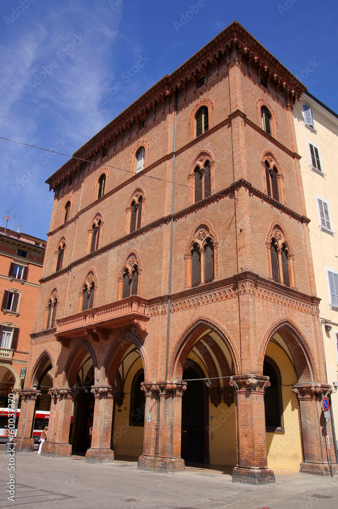immeuble typique avec arcades dans Bologne