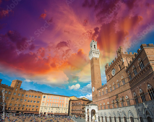 Photo Wonderful wideangle view of Piazza del Campo in Siena, Italy