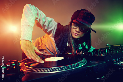 Fotografija trendy dj spinning decks