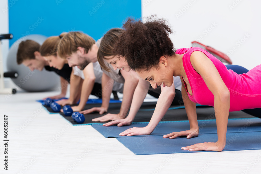 Naklejka premium liegestütz im fitnesscenter