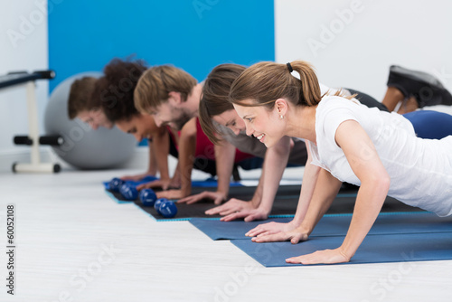 gruppe trainiert im fitnessstudio