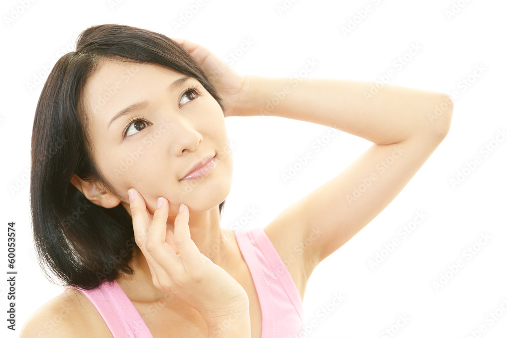 ボディーケアをする女性