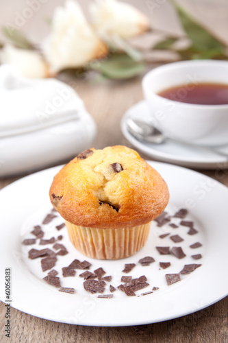 Ein Muffin mit Tasse Tee