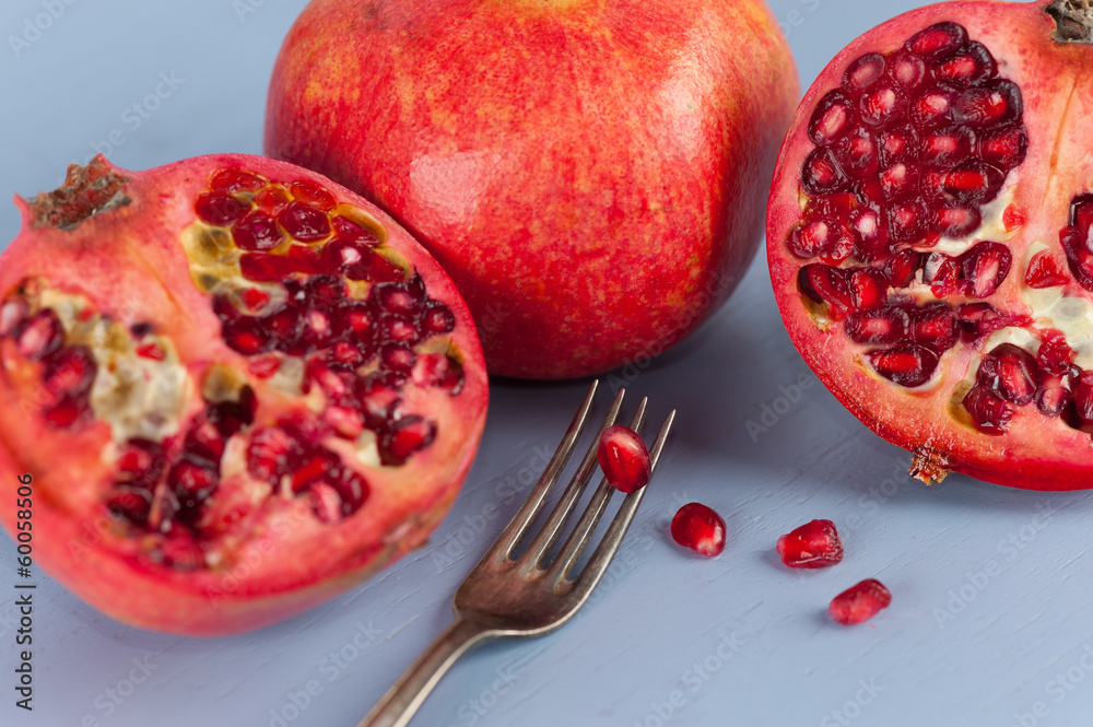 Granatapfel, halbierte und ganze Frucht