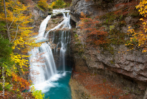 Foto cascada del estrecho