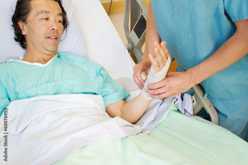 Obraz premium Nurse applying tensor to wrist