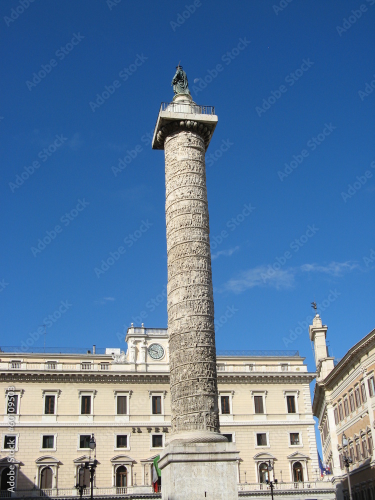 Rome - Colonne de Marc Aurèle devant le Palazzo Wedekind