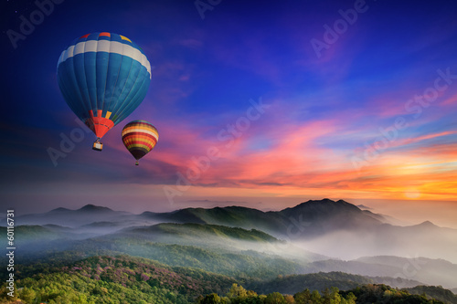 Fototapeta samoprzylepna balony lecące nad lasem