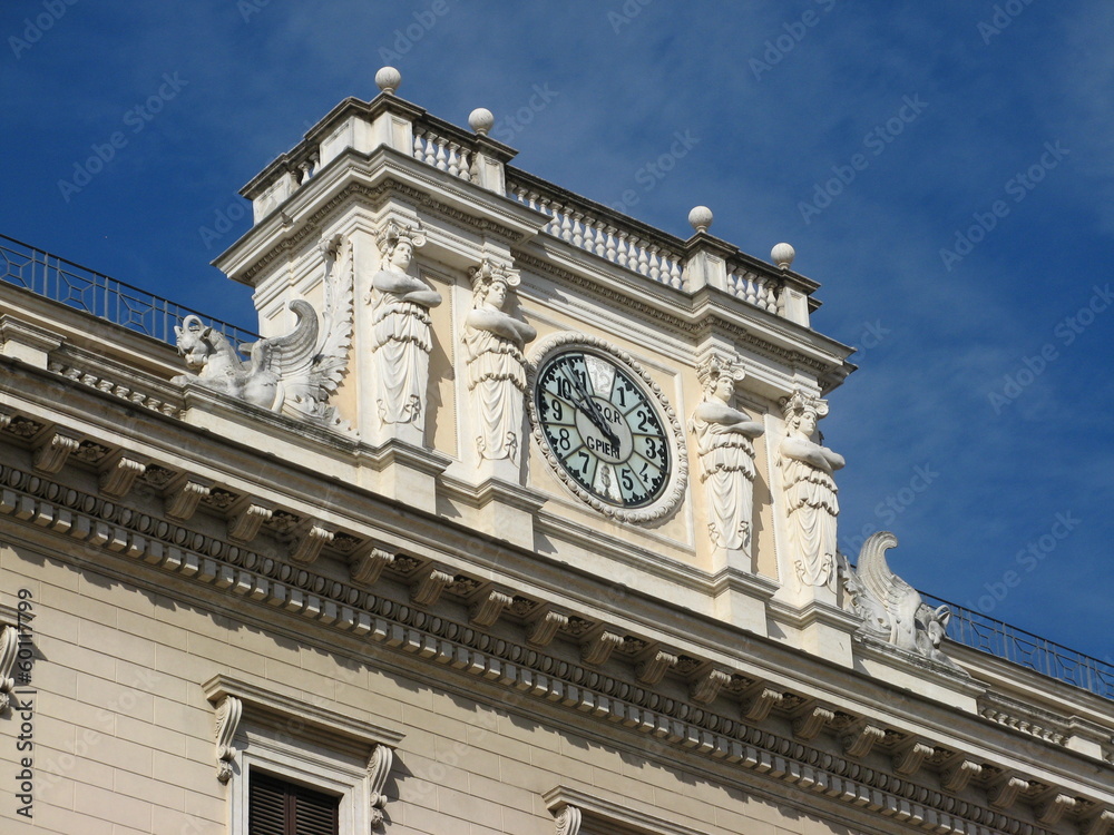 Italie - Rome - Horloge et statues Palazzo Wedekind