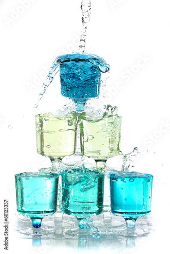 Pyramide de verres remplis d'eau et de colorant bleu sur lesquel