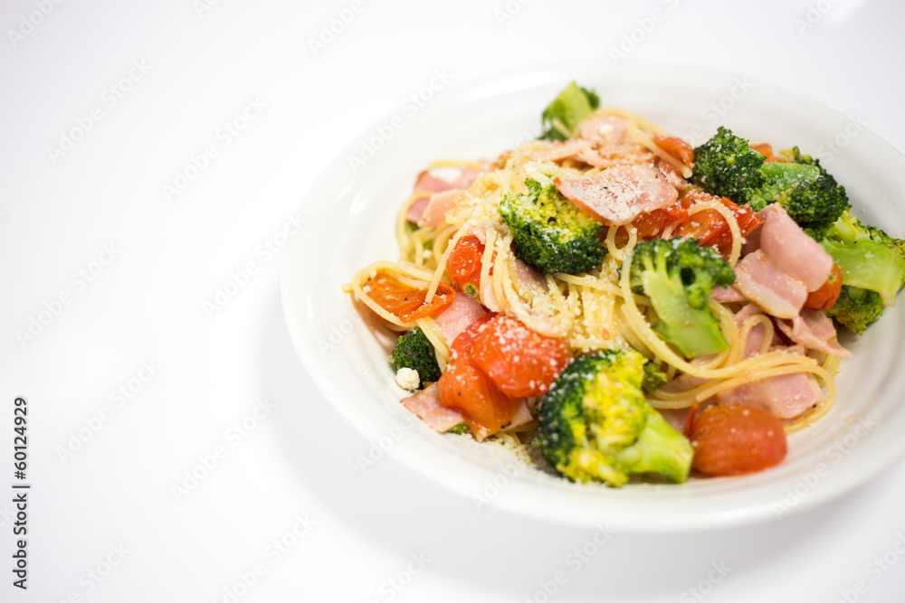 トマトとブロッコリーとベーコンのパスタ