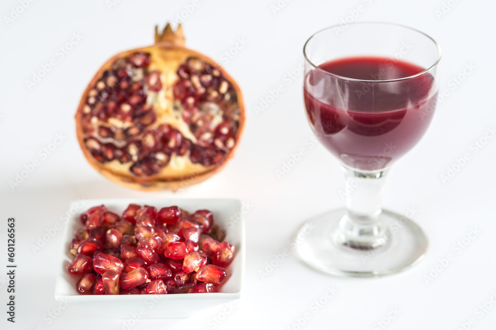 Granatapfel, halbierte Frucht, Kerne und Saft Granatapfel, halbierte Frucht, Kerne und Saft