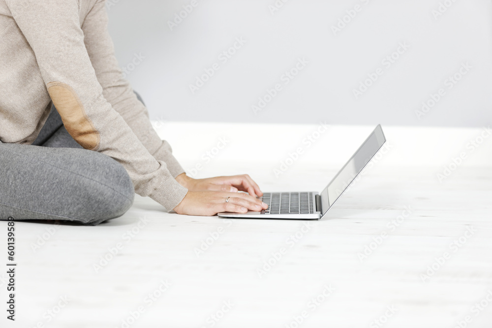 Naklejka premium Woman working on a laptop