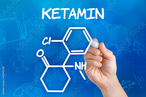 Hand zeichnet chemische Strukturformel von Ketamin