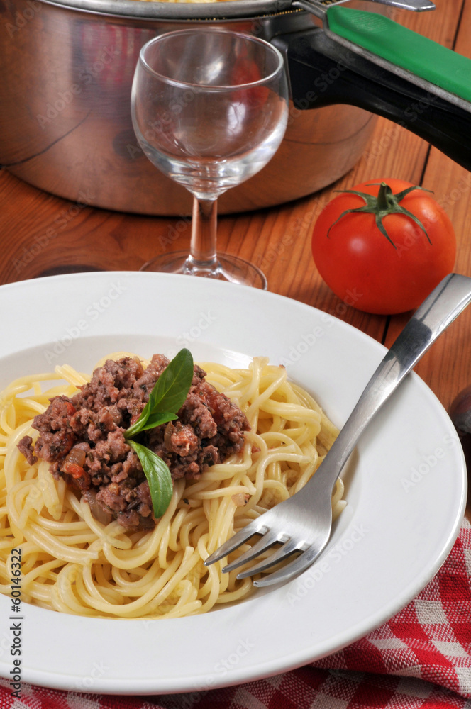 Assiette de spaghetti et feuilles de basilic