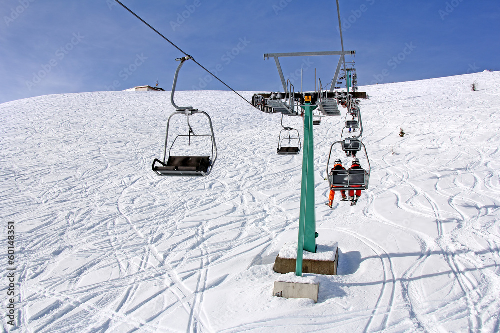 Obraz premium Ski lift and skiers