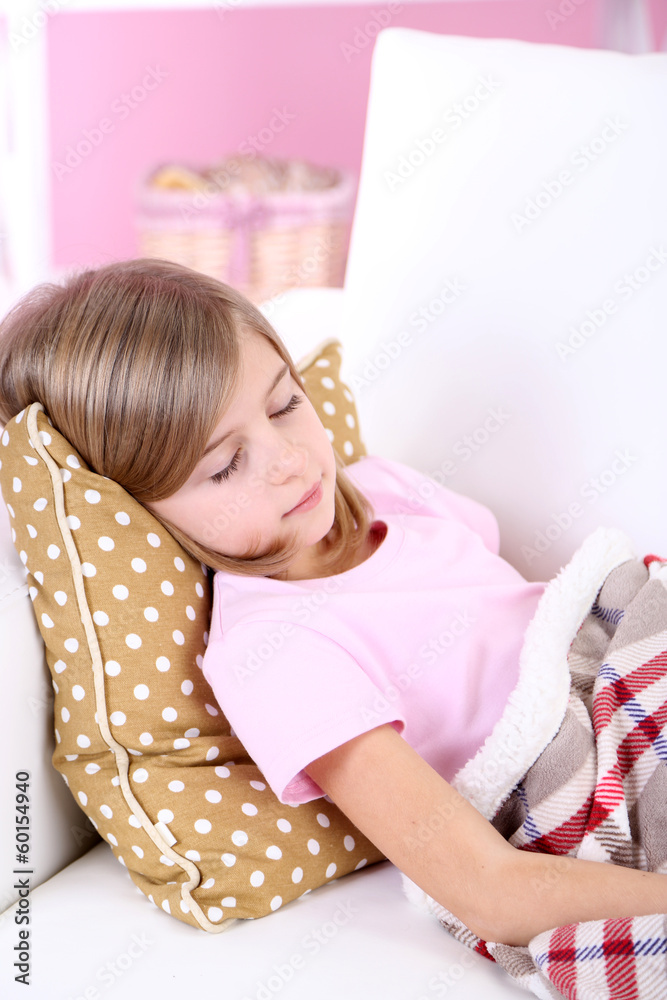 Naklejka premium Little girl sleeping on sofa in room