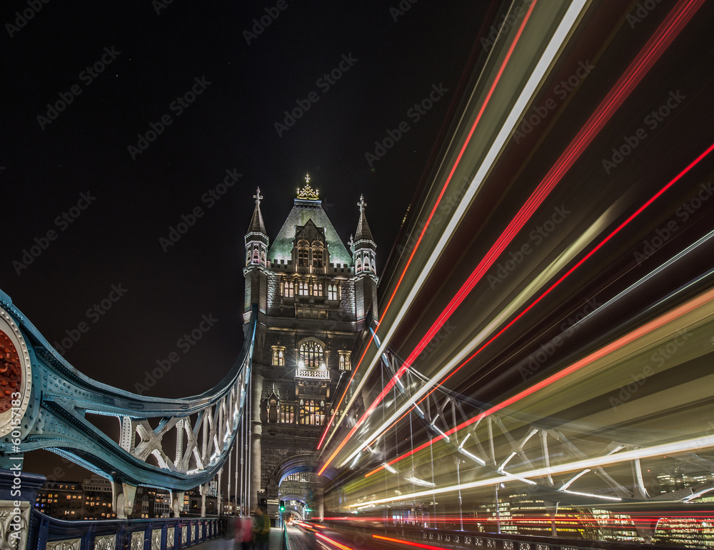 Obraz premium traffic lights on tower bridge