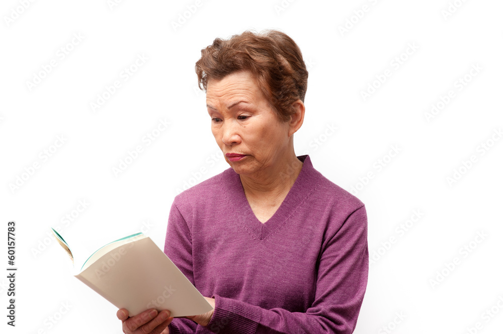 高齢者の女性と読書の時間