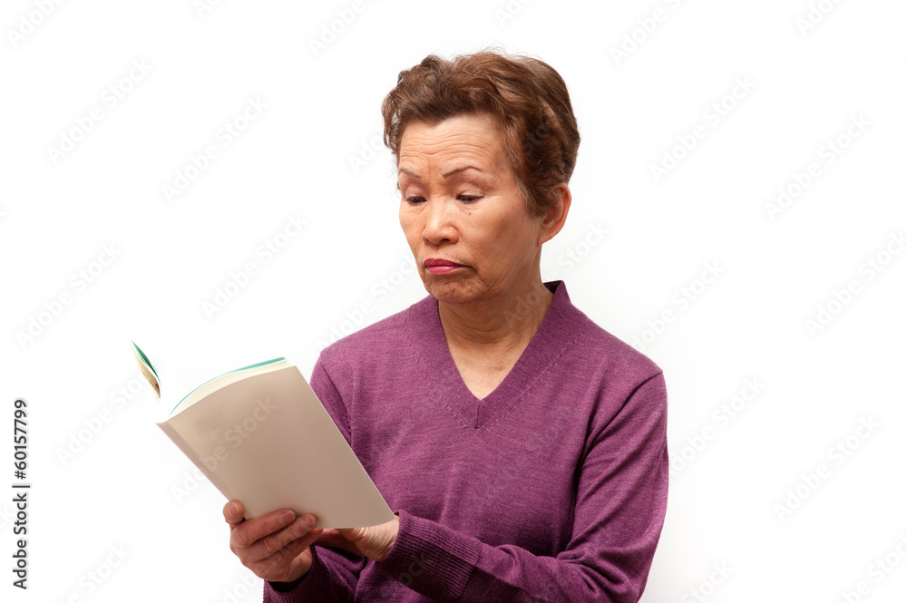 高齢者の女性と読書の時間 高齢者の女性と読書の時間