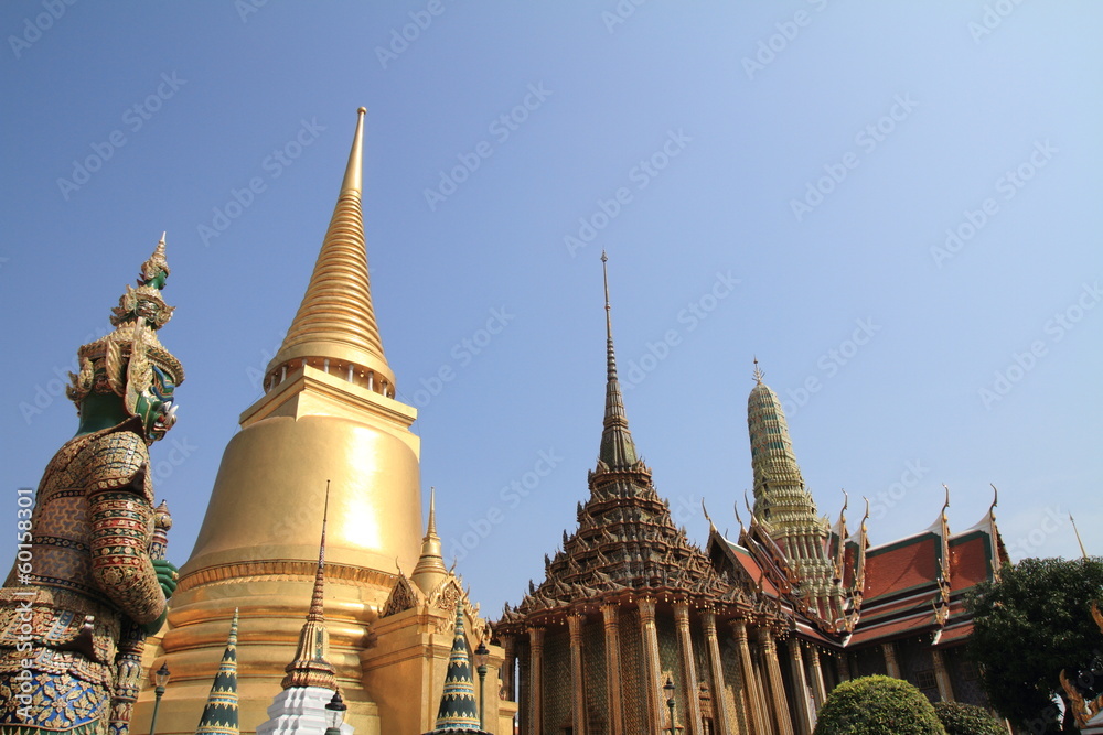 Fototapeta premium ワットプラケオの仏舎利とヤック