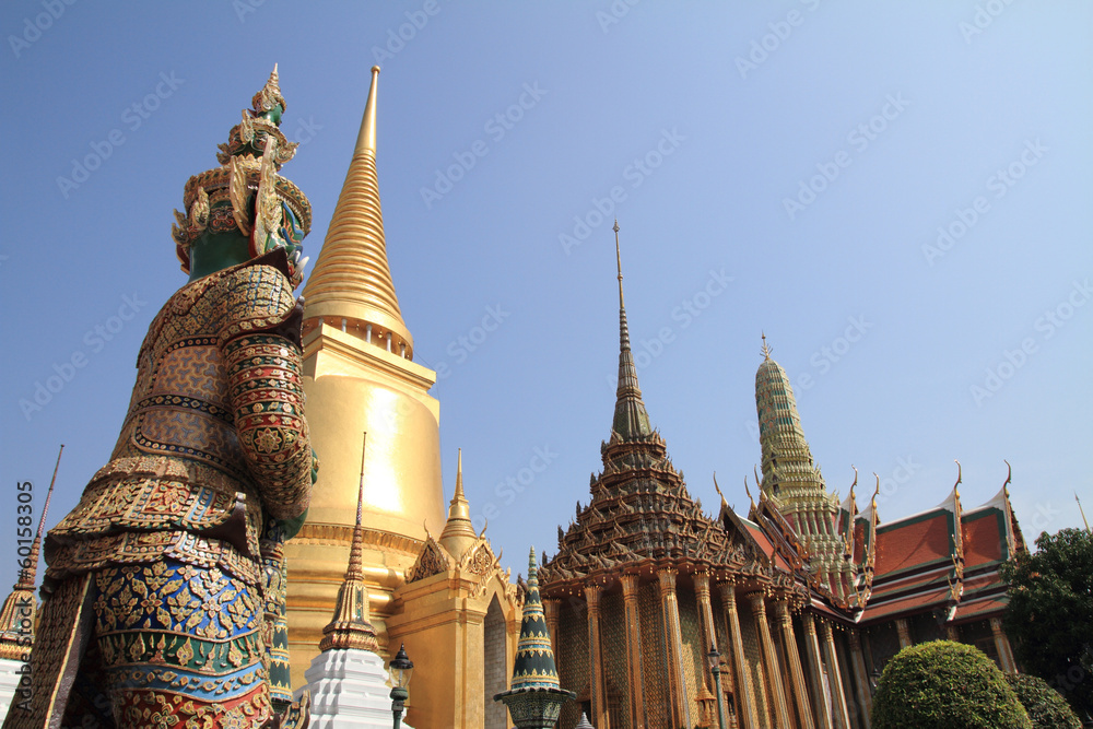 Fototapeta premium ワットプラケオの仏舎利とヤック