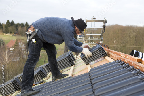 Dachdecker bei der Arbeit