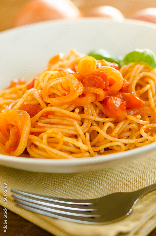 Spaghetti con salsa al pomodoro e cipolle Spaghetti con salsa al pomodoro e cipolle